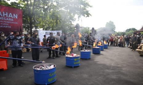 Bea Cukai Surakarta bekerja sama dengan Pemerintah Kabupaten Sukoharjo melakukan kegiatan pemusnahan Barang Milik Negara (BMN) di Halaman Kantor Sekretariat Daerah Kabupaten Sukoharjo, Jawa Tengah, Selasa (30/11). 