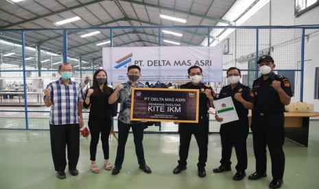 Bea Cukai Surakarta memberikan fasilitas Kemudahan Impor Tujuan Ekspor (KITE) untuk Industri Kecil dan Menengah (IKM) kepada PT Delta Mas Asri yang bergerak di industri pakaian jadi (konveksi) dari tekstil, Kamis (6/5). 