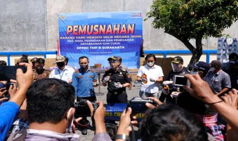 Bea Cukai Surakarta memusnahkan barang-barang hasil penindakan periode 2019 hingga 2020. Barang yang terdiri dari rokok, minuman keras, serta barang impor lewat Kantor Pos Lalu Bea Solo dan Bandara Adi Soemarmo dimusnahkan karena sebelumnya tidak memenuhi ketentuan di bidang kepabeanan dan cukai serta telah ditetapkan menjadi barang milik negara.