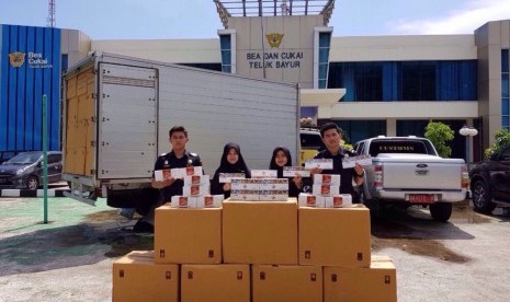 Bea Cukai Tanjung Balai Karimun 844 botol minuman mengandung alkohol, 1.141.232 batang rokok ilegal, 505 karung pakaian bekas dan barang bekas lainnya di halaman Mako Brimob Tanjung Balai Karimun, Kamis (3/8).