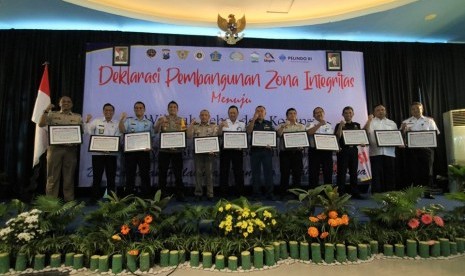 Bea Cukai Tanjung Perak menandatangani zona integritas dengam 12 instansi lainnya.