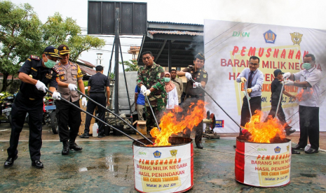 Bea Cukai Tarakan musnahkan barang hasil penindakan operasi pasar.