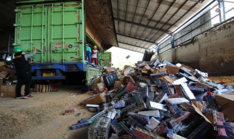 Bea Cukai Tegal gelar pemusnahan barang milik negara (BMN) berupa rokok ilegal sejumlah 8,2 juta batang, pada Kamis (22/6/2023). 