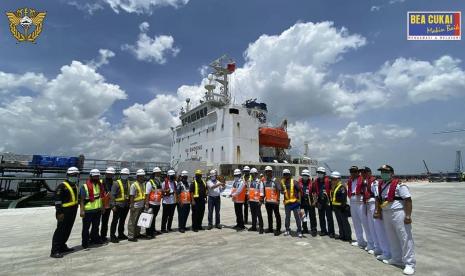 Bea Cukai telah melakukan koordinasi dengan instansi terkait di Terminal Kijing guna memudahkan dalam menjalankan tugasnya. “Kami berkoordinasi dengan instansi terkait seperti PT Pelindo II/Indonesia Port Corporation (IPC) dan Kantor Kesyahbandaran dan Otoritas Pelabuhan (KSOP) guna penempatan Bea Cukai di Terminal Kijing untuk menunjang kegiatan ekspor-impor melalui pelabuhan ini,” kata Kepala Kantor Bea Cukai Pontianak, Achmat Wahyudi saat menghadiri acara Penyandaran Pertama Kapal KM SC. Golden Fortune LX bendera Indonesia di terminal baru Kijing, Pelabuhan Pontianak, pada Ahad (27/8) lalu. 