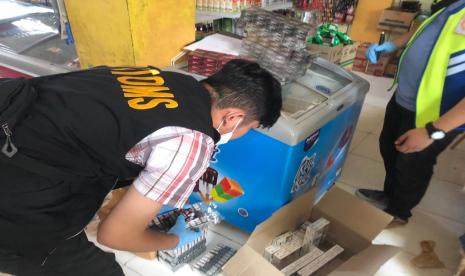 Bea Cukai Teluk Bayur gelar Operasi Pasar dan menyita ribuan batang rokok ilegal.