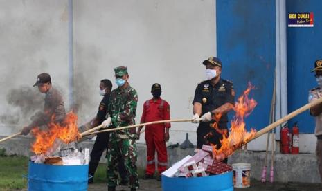 Bea Cukai Teluk Nibung melaksanakan pemusnahan sebanyak 3.907.583 batang rokok ilegal dan 683 karung karung pakaian bekas hasil tangkapan yang telah berstatus menjadi barang milik negara (BMN) di Komplek Pergudangan Bea dan Cukai di Desa Baganasahan Kec Tanjungbalai Kab Asahan, Rabu (6/5).