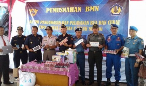 Bea Cukai Teluk Nibung memusnahkan ribuan barang selundupan.