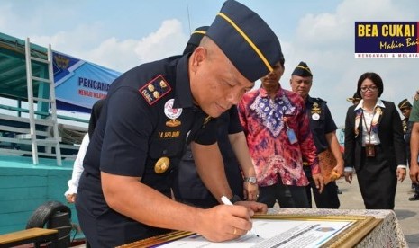 Bea Cukai Teluk Nibung mencanangkan zona integritas menuju wilayah bebas dari korupsi (WBK)/wilayah birokrasi bersih melayani (WBBM), Rabu (16/10).