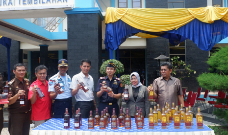 Bea Cukai Tembilahan musnahkan ribuan botol miras ilegal.