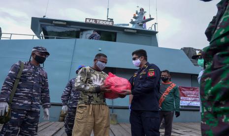 Bea Cukai Ternate bersama dengan Forum BUMN Maluku Utara, Kementerian Keuangan Maluku Utara, Kanwil BPN Maluku Utara, dan Lanal Ternate Berbagi memberikan bantuan berupa kebutuhan pokok ke penduduk di Pulau Makian dan Pulau Moti yang merupakan pulau-pulau kecil di wilayah perairan Maluku pada Sabtu (13/06).