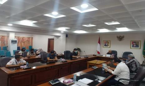 Bea Cukai turut memastikan pengawasan yang dilakukan terhadap potensi peredaran barang ilegal, salah satunya rokok ilegal tetap berjalan secara normal meski di tengah pandemic Covid-19. Salah satu bentuk pengawasan adalah melakukan monitoring harga transaksi pasar untuk barang kena cukai seperti rokok. Pada Senin (08/06), Bea Cukai Madura melakukan monitoring di kecamatan Kadur dan Tlanakan, Kabupaten Pamekasan.