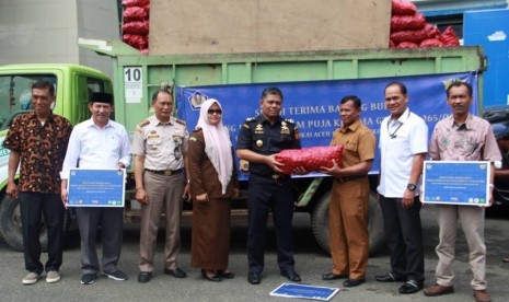 Bea Cukai Wilayah Aceh menghibahkan 20 ton bawang merah kepada Pemerintah Kota Banda Aceh, Pemerintah Kota Sabang dan Pemerintah Kabupaten Aceh Besar Selasa (2/4).