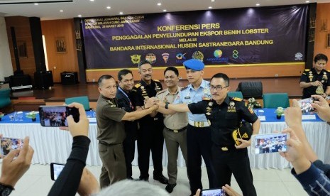 Bea Cukai Wilayah Jawa Barat dan Bea Cukai Bandung berhasil menggagalkan penyelundupan benih lobster melalui bandara internasional Husein Sastranegara Bandung pada hari Jumat (22/3).