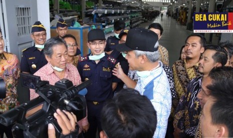 Bea Cukai yang diwakili Kabid Fasilitas Kepabeanan dan Cukai Kanwil Jawa Tengah dan DIY, Amin Tri Sobri dan rombongan bersama dengan Gubernur Jateng Ganjar Pranowo hari ini melepas Ekspor 10 Bus Double Decker .