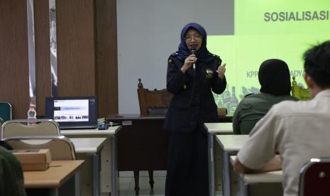 Bea Cukai Yogyakarta laksanakan kegiatan sosialisasi cukai dengan menggandeng pemerintah daerah di wilayah Yogyakarta. Kegiatan edukasi lewat sosialisasi tersebut merupakan bagian dari pemanfaatan dana bagi hasil cukai hasil tembakau (DBHCHT). Kegiatan sosialisasi dilaksanakan pada Rabu (8/11/2023) dan Kamis (9/11/2023).