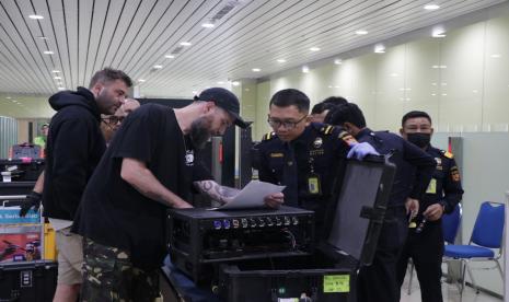 Bea Cukai Yogyakarta melaksanakan pemeriksaan ATA Carnet atas peralatan konser musik Westlife yang digelar di Candi Prambanan, Yogyakarta.