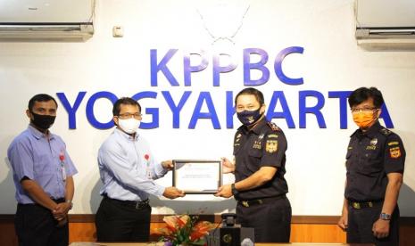 Bea Cukai Yogyakarta terima penghargaan dari PT Fajar Insan Nusantara (FIN Logistics) atas kerja sama dan pelayanan Bea Cukai Yogyakarta dalam proses Chartered Flight Import Clearance di Yogyakarta International Airport (YIA), Jumat (3/7) di kantor Bea Cukai Yogyakarta.