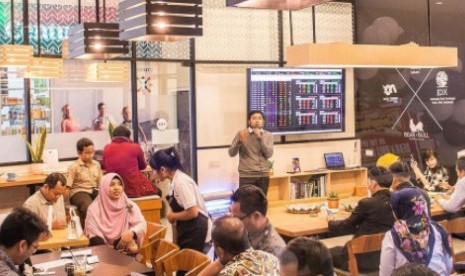 Bear x Bull Coffee and Trade memadukan konsep suasana kafe kopi yang santai dengan galeri edukasi pasar modal, khususnya investasi saham. 