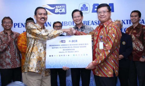 Penyerahan Simbolis Beasiswa Bakti BCA kepada 16 Perguruan Tinggi  Negeri di Indonesia