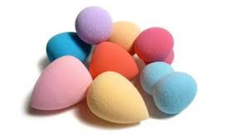 Beauty blender untuk meratakan dasar riasan.