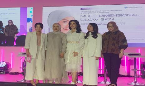 Beauty influencer Tasya Farasya (tengah) saat menjadi pembicara dalam talkshow bertajuk ‘1st in Indonesia: ParagonCorp Skin Genomic Research - Decode Indonesian Specific Skin Needs’ di Jakarta X Beauty (JXB) yang diselenggarakan di JCC Senayan, Jakarta, Ahad (17/12/2023).