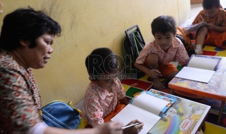 Beberapa anak mengikuti kegiatan belajar mengajar di PAUD Nusantara, Bendungan Hilir, Jakarta, Jumat (18/9).