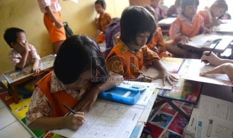 Beberapa anak mengikuti kegiatan belajar mengajar di PAUD Nusantara, Bendungan Hilir, Jakarta, Jumat (18/9). 