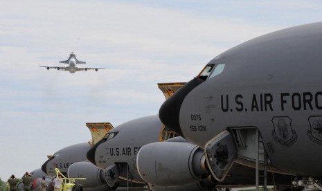 Beberapa anggota Angkatan Udara AS mencoba mengambil gambar pesawat Discovery di samping barisan pesawat pengisi bahan bakar KC-135 Stratotankers 