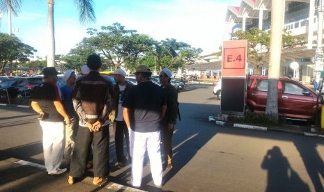 Beberapa anggota FPI terlihat menunggu kedatangan Habib Rizieq di parkiran terminal 2 Bandara Soekarno Hatta, Cengkareng, Tangerang, Rabu (21/2)