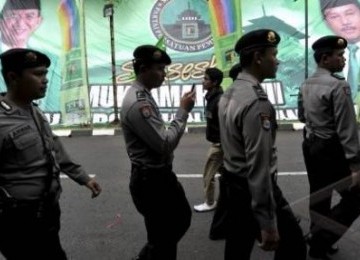 Beberapa anggota kepolisian berpatroli (ilustrasi).