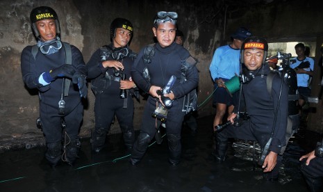 Beberapa anggota Komando Pasukan Katak (Kopaska) TNI AL melakukan penyisiran gorong-gorong di Jalan Medan Merdeka Selatan, Jakarta, Kamis (3/3).