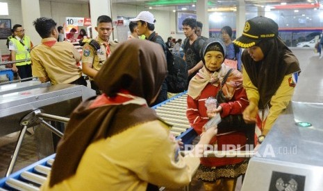  Beberapa anggota Pramuka membantu pemudik di Pelabuhan Merak, Banten, Rabu (21/6) dini hari.