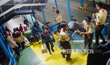 Beberapa anggota Pramuka membantu pemudik di Pelabuhan Merak, Banten, Rabu (21/6) dini hari.