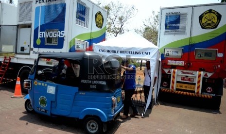 Beberapa Bajaj antre mengisi BBG di Envogas Pertamina, Lapangan Banteng, Jakarta Pusat, Senin (5/10).