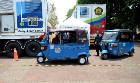 Beberapa Bajaj antre mengisi BBG di Envogas Pertamina, Lapangan Banteng, Jakarta Pusat, Senin (5/10).