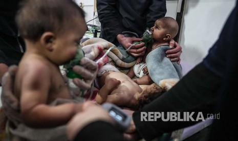 Beberapa bayi memperoleh penanganan medis setelah terpapar gas beracun di Desa Shifunieh, Ghouta Timur, Suriah, Ahad (25/2).