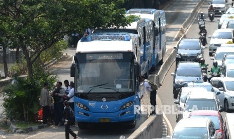 Beberapa Bus Tranjakarta menolak mengambil penumpang di Halte Harmoni, Jakarta Pusat, Senin (12/6). 