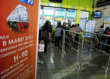 Beberapa calon penumpang kereta api mengantre di depan loket penjualan tiket di Stasiun Gambir, Kamis (8/3). (Republika/Wihdan Hidayat)