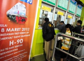 Beberapa calon penumpang kereta api mengantre di depan loket penjualan tiket di Stasiun Gambir, Kamis (8/3). (Republika/Wihdan Hidayat)