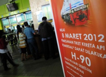 Beberapa calon penumpang kereta api mengantre di depan loket penjualan tiket di Stasiun Gambir, Kamis (8/3). (Republika/Wihdan Hidayat)