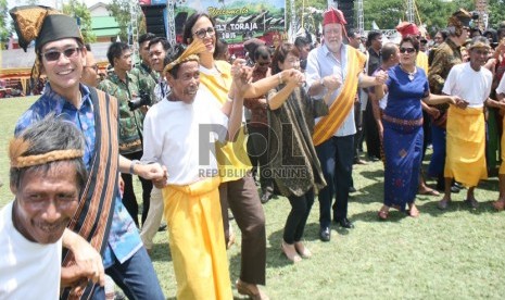 Beberapa Duta Besar Mengikuti penutupan Lovely Toraja dan menari Ma'bugi.