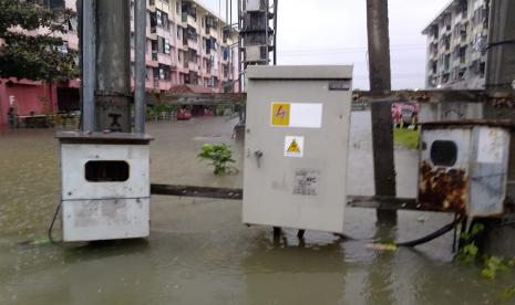 Ilustrasi banjir rendam fasilitas umum.