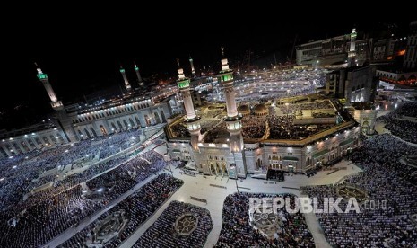 Ilustrasi. Beberapa hari menjelang puncak haji suasana sholat berjamaah di Masjidil Haram di malam hari dipadati ratusan ribu jamaah. Keramahtamahan Menyambut Jamaah Haji dari Zaman ke Zaman