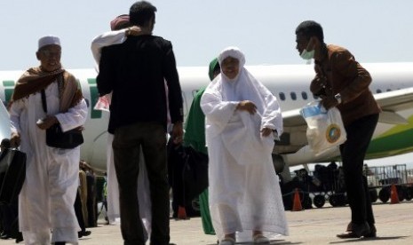 Beberapa jamaah haji asal NTT disambut keluarganya setibanya di Bandara El Tari Kupang, NTT, Selasa (20/10).