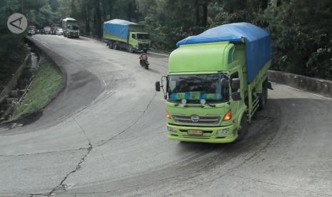 Beberapa kendaraan truk tengah melintas di Sitinjau Lauik.