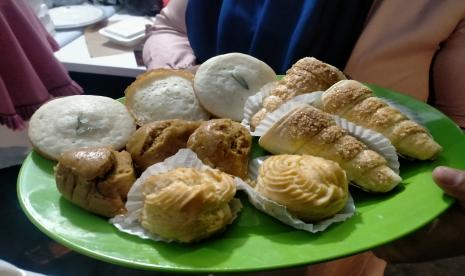  Beberapa kuliner yang disediakan dalam tradisi Megengan di Kabupaten Malang. Kue apem diketahui sebagai kuliner yang wajib ada dalam tradisi Megengan.