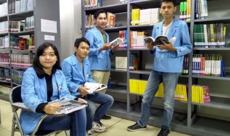 Beberapa mahasiswa STMIK Nusa Mandiri sedang berada di perpustakaan.