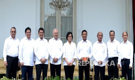 Beberapa menteri baru Kabinet Kerja II berfoto bersama usai pengumuman perombakan kabinet oleh Presiden Joko Widodo di Istana Merdeka, Jakarta, Rabu (27/7).  (Republika/Wihdan)