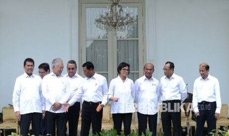 Beberapa menteri baru Kabinet Kerja II berfoto bersama usai pengumuman perombakan kabinet oleh Presiden Joko Widodo di Istana Merdeka, Jakarta, Rabu (27/7).  (Republika/Wihdan)