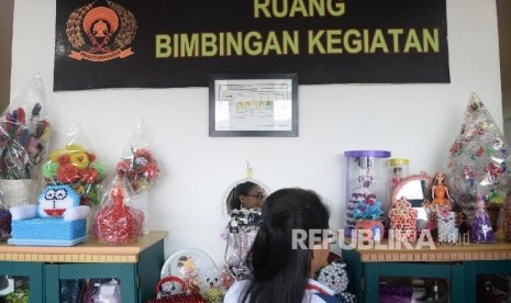 Beberapa narapidana melakukan demo membuat kerajinan saat Safari Kebangsaan bersama Ketua MPR RI Zulkifli Hasan di Rutan Klas II A Pondok Bambu, Jakarta, Jumat (27/5). (Republika/ Wihdan)